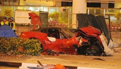 中国富豪新加坡车祸案赔偿起争端 安盛保险拒