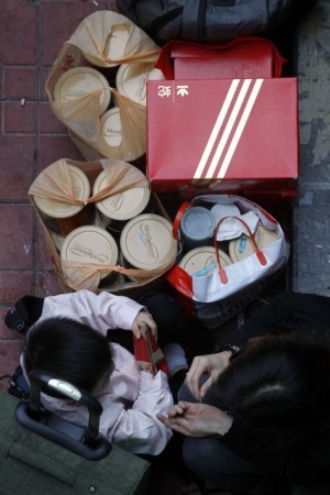香港海关14部X光机协助奶粉限购 民众:搜毒吗