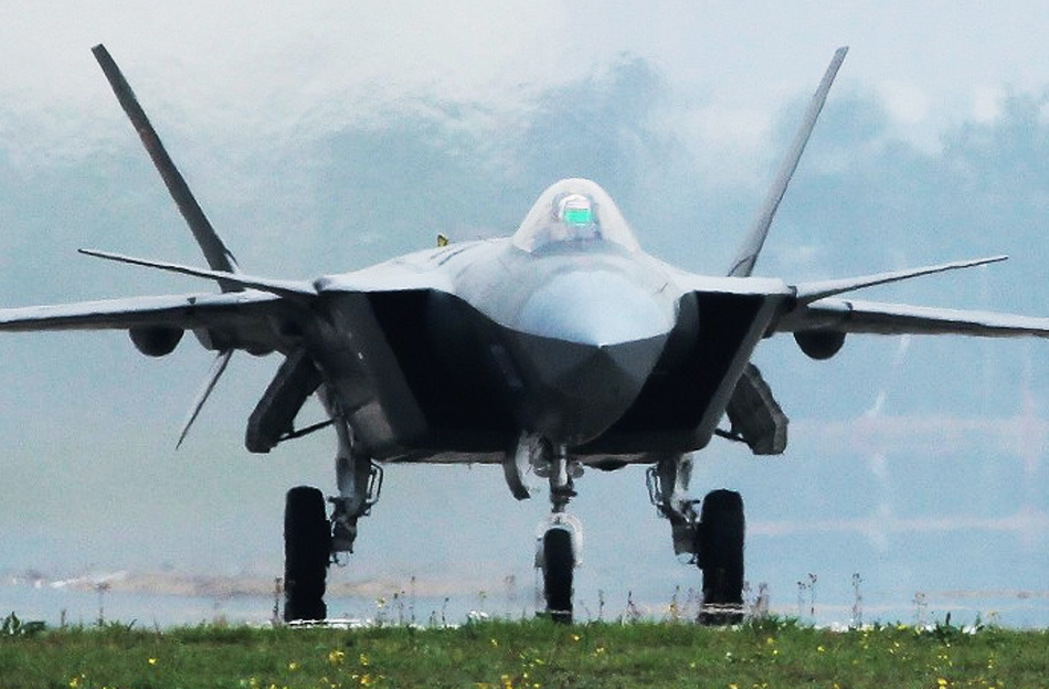 中国展示世界最大军用战机3D打印钛合金零件