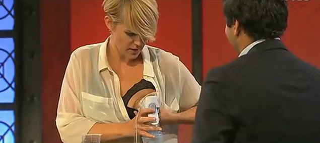 挪威女演员当众挤奶 男工作员辅助乳汁