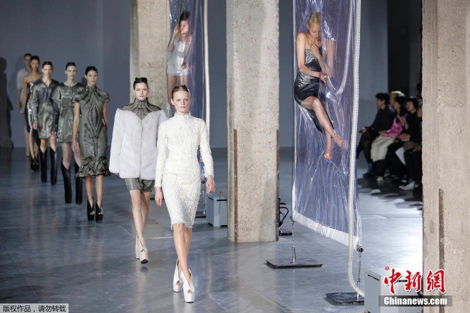 巴黎时装周现另类秀场 模特被 憋 真空袋成装饰