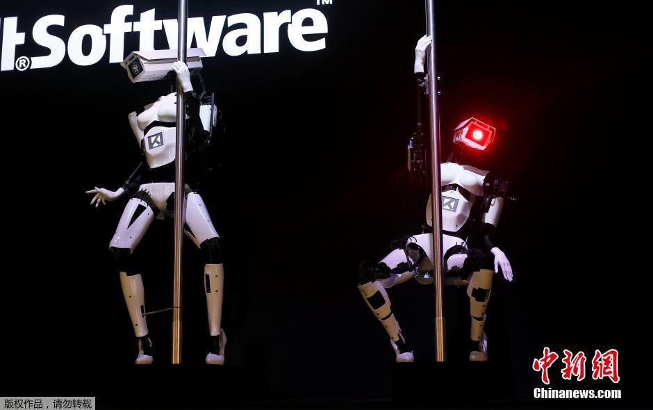 德国汉诺威电子展举行 机器人 献艺 大跳钢管舞