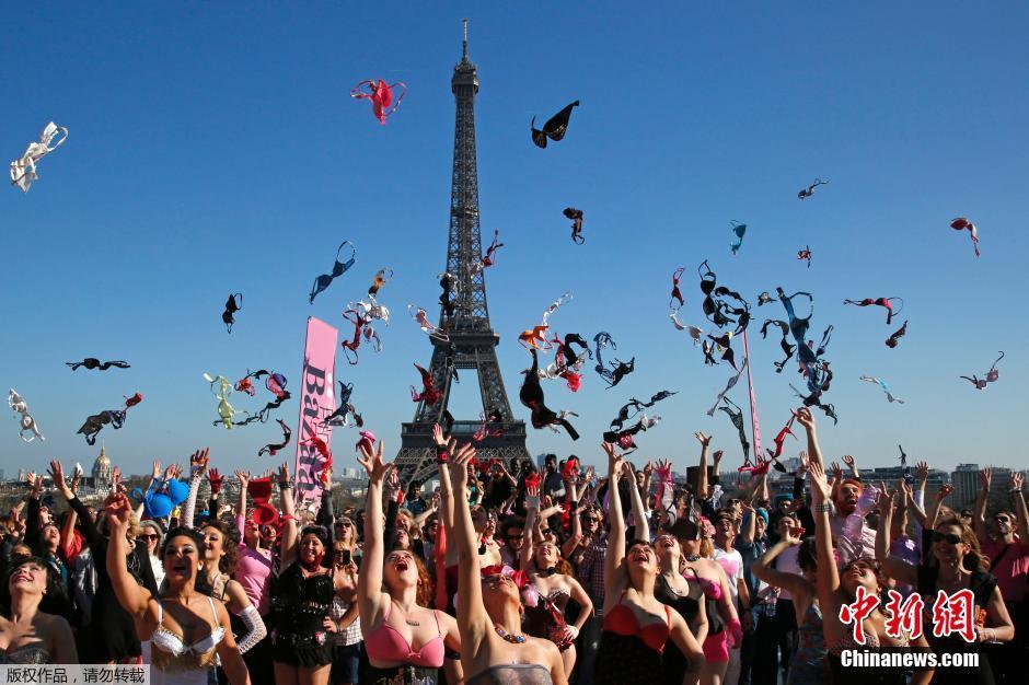 法国女性埃菲尔铁塔前抛胸罩 呼吁关注乳房健