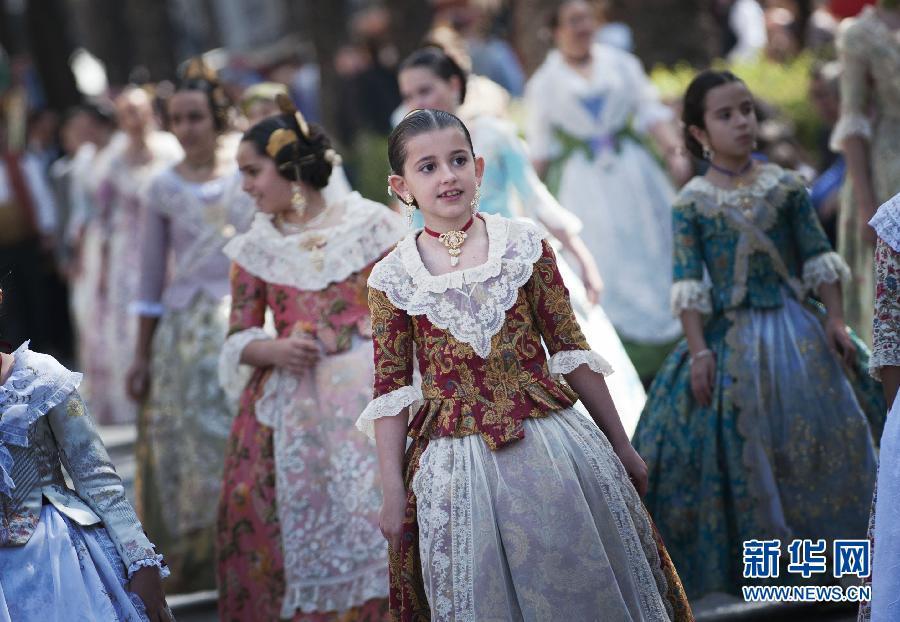 西班牙盛装游行庆祝法雅节 少女着传统服装参