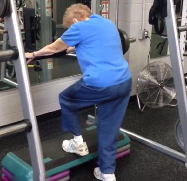 美97岁老人健身房锻炼激励他人(组图)