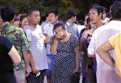 昨日，一名找不到亲人的工人家属在爆炸现场哭泣。8月2日，昆山工厂爆炸事件，致69人死亡。周岗峰 摄