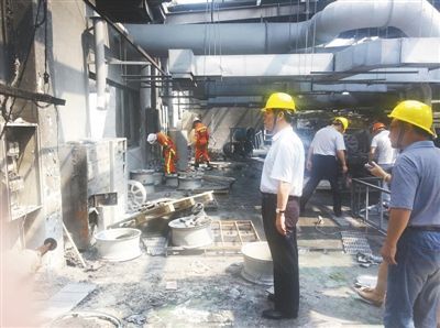 昨日，国家安监总局的工作人员在昆山中荣公司事故现场调查。目前，爆炸已致71人死亡。新华社记者 徐庆松 摄
