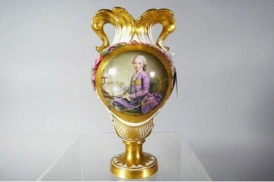 這只有200年曆史的古董花瓶曾破碎，現已被黏合。