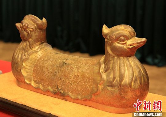 唐代“黄金鸳鸯枕”亮相上海 重达36公斤(图)