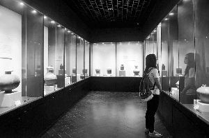 昨日，一位市民在广州普公汉代陶瓷博物馆参观。