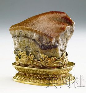 日本福冈县太宰府市的九州国立博物馆将自10月7日起举办“台北故宫博物院―神品至宝”特别展，首次在日本展出真实再现五花肉块的“肉形石”。图片来源：共同社