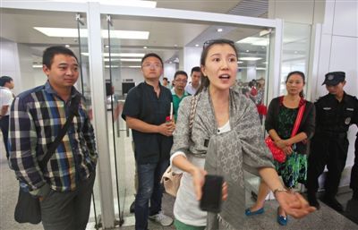 昨日，中联航KN5216次航班一位女乘客在南苑机场提取行李处讲述自己的遭遇。该航班在飞行过程中多名乘客吸烟，引起同机其他乘客不满。