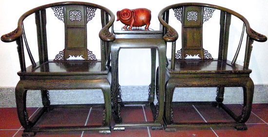 　鸡翅木制作的圈椅，以其独特的纹理吸引红木爱好者