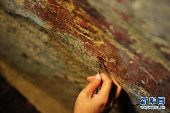 9月3日，文物保护人员在莫高窟98窟内进行壁画修复工作。新华社记者 陈斌 摄