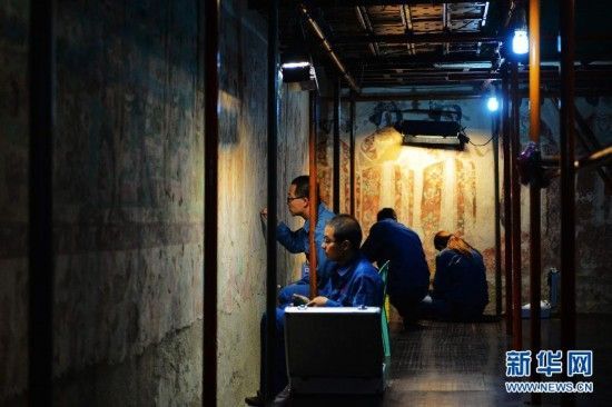 9月3日，敦煌研究院文物保护人员对莫高窟98窟内的病害壁画进行修复。新华社记者 陈斌 摄