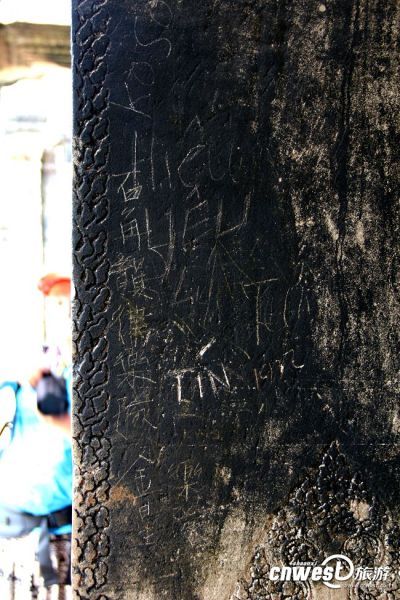 小吴哥庙中，可以看到许多被游客乱刻乱画的痕迹，其中的中文字迹不在少数。