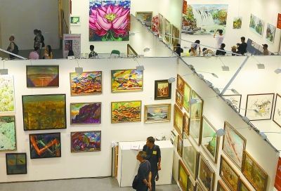 昨天，第十七届北京艺术博览会在北京展览馆开幕。图为观众在美术作品前驻足观看。本报记者 饶强摄