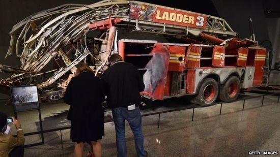 9 11國家博物館正在展覽一輛被摧毀的消防車，並在紀念品店中出售該消防車玩具模型。