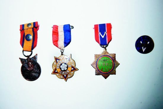 4枚珍贵纪念章
