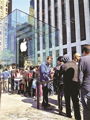 苹果发售首日，位于纽约第五大道的苹果旗舰店前排着千人长队