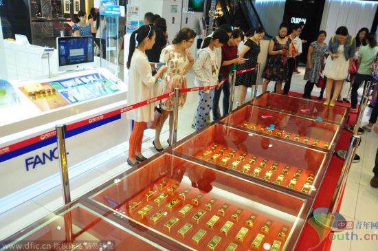 湖北宜昌，一家購物中心用600塊金磚鋪成黃金大道供前去消費購物的市民通行。