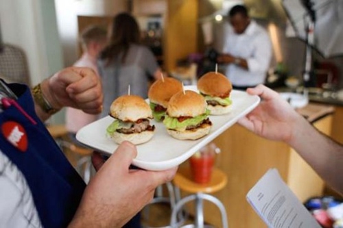 英国餐厅将推出人肉味汉堡灵感来自食人者描述