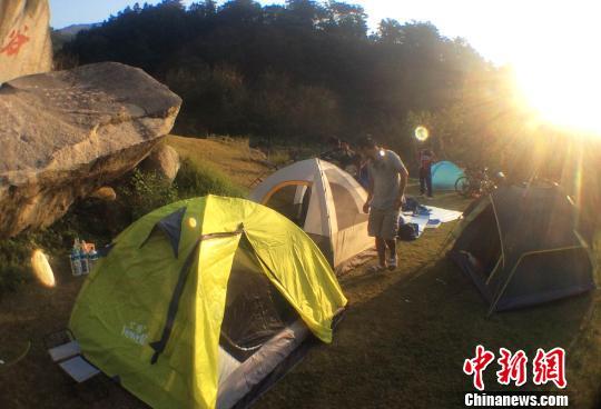 国庆长假年轻人青睐“帐篷游”:释放压力贴近自然