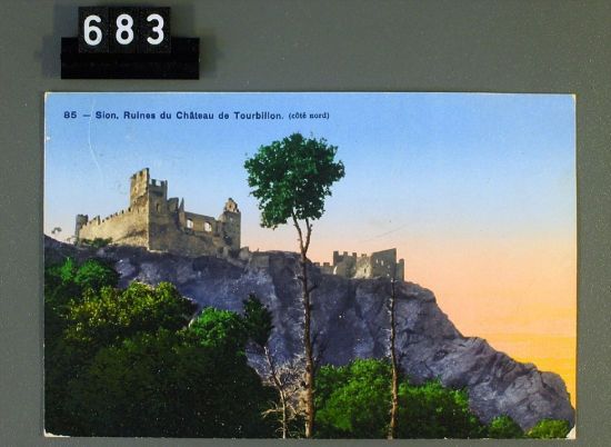 瑞士一处悬崖边的古堡遗址。