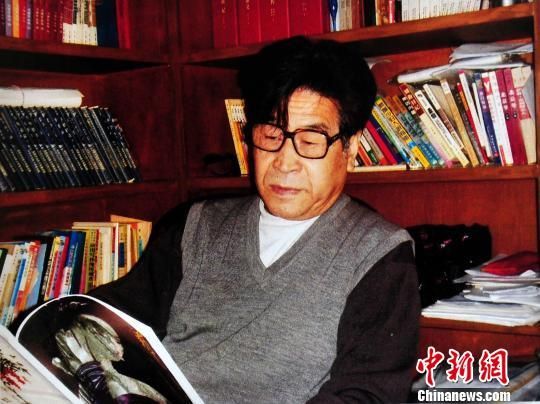 李涵教授在书房。