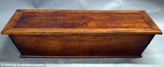 这一工具箱源自于19世纪，外部酷似一木质棺材。(图片来源：《每日邮报》)