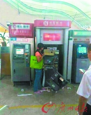 女子因銀行卡被吞徒手拆ATM機網友：高手在民間