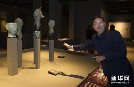四川省文物考古研究院副院长陈显丹向媒体介绍文物