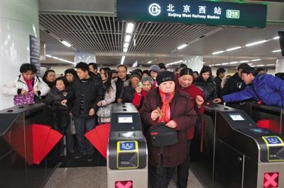 2011年12月31日，地铁9号线北京西站，首批乘客刷卡进站。新京报记者 薛珺 摄