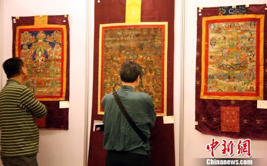 湖南文物专场拍卖会预展明铜鎏金佛像起拍价超200万