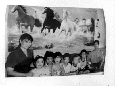　　荣兰祥和孔素英1999年前后，与孩子的合影(图中有一名为孔素英姐姐的孩子)