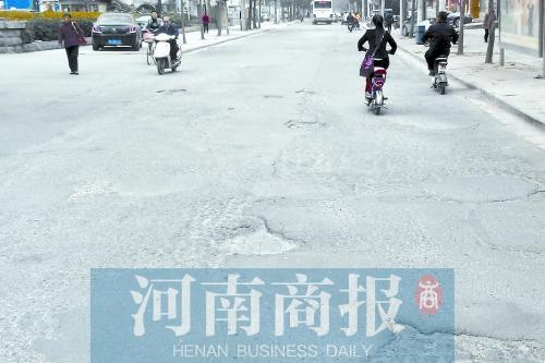 郑州千米道路有上百个坑 轿车走“蛇形路线”