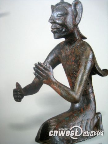 西安博物院收藏的西汉铜羽人，外形酷似“阿凡达”。