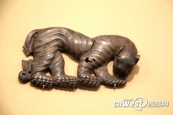 陕西历史博物馆收藏的银虎，出土于陕西神木县大宝当镇纳林高兔村。