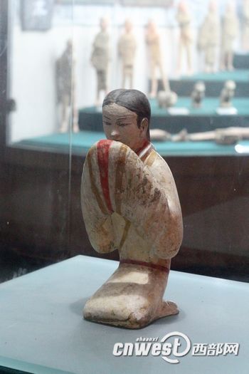 汉阳陵出土的塑衣式彩绘跽坐拱手女俑。