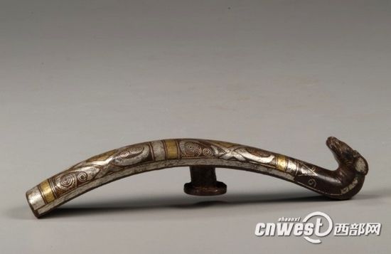 陕西省考古研究院收藏的错金银带勾，出土于西安浐灞生态园。