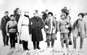 科兹洛夫（右二）与探险人员。（资料图）