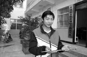 10月26日淩晨，丹鳳龍橋水泥有限公司員工李磊在作業時，在黏土堆裏發現一把古劍，隨後他將這件寶貝交給了丹鳳縣文物部門。