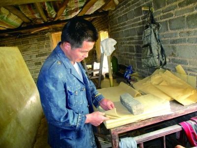 滩头镇桃林村53岁的李志军是滩头手工造纸非遗项目传承人，政府每年给他拨专项经费用于“土法”造纸的传承。