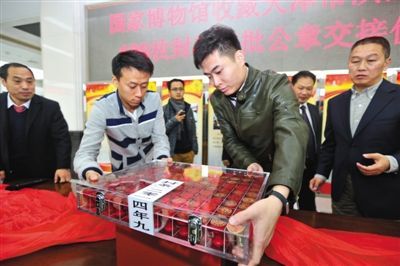 11月15日，国家博物馆工作人员搬走天津滨海新区109枚封存审批公章。新华社发