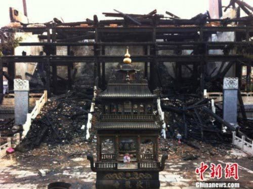 千年古刹伏龙寺遭焚被烧现场
