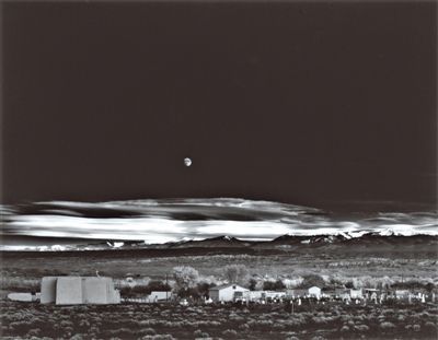 安塞尔·亚当斯的代表作《月升》虽现存八九百幅，但不妨碍其成为最昂贵摄影作品之一。