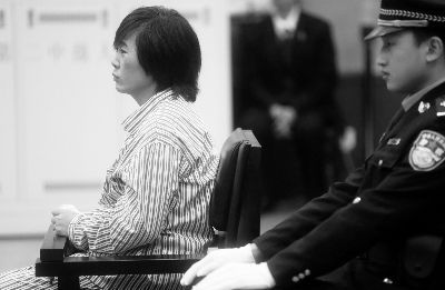王某上午在二中院受审，情绪激动 摄/法制晚报记者 杨益