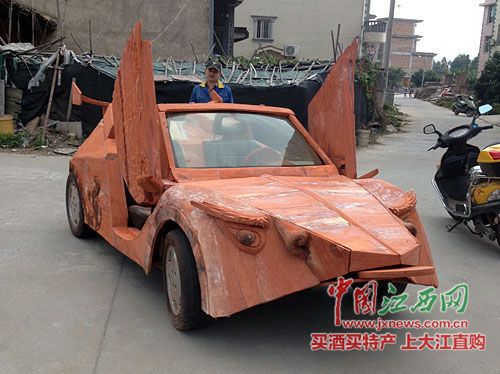 余接涛手工打造的红木跑车。