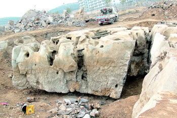 這塊巨石在警察學院的後山上被發現。(于洋　攝)