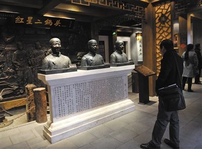 位於北京前門大街西側的“紅星二鍋頭展覽館”吸引了不少遊客登門參觀。新京報記者 王遠征 攝